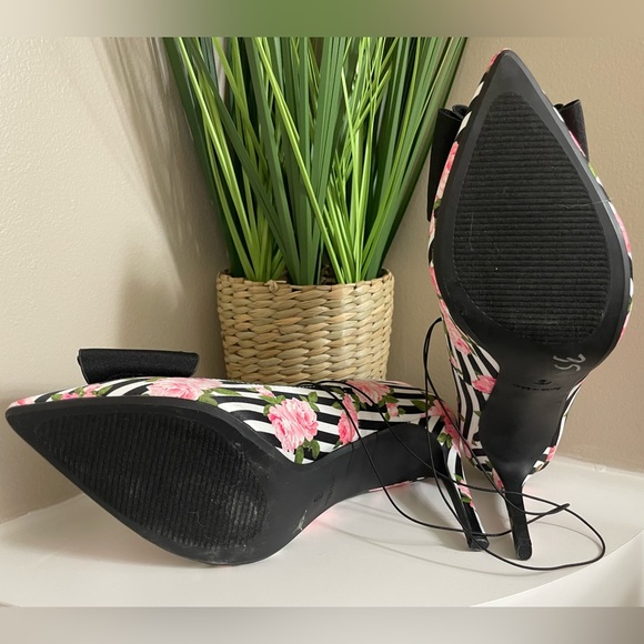 Betsey Johnson Statement Heel - Picture 10 of 12